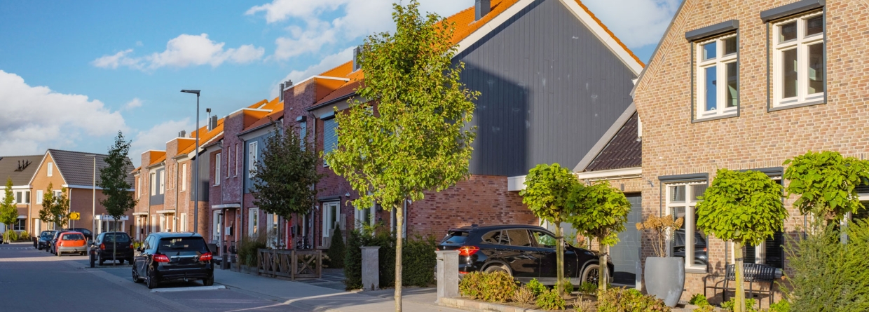 Nederlandse buitenwijk met moderne gezinswoningen