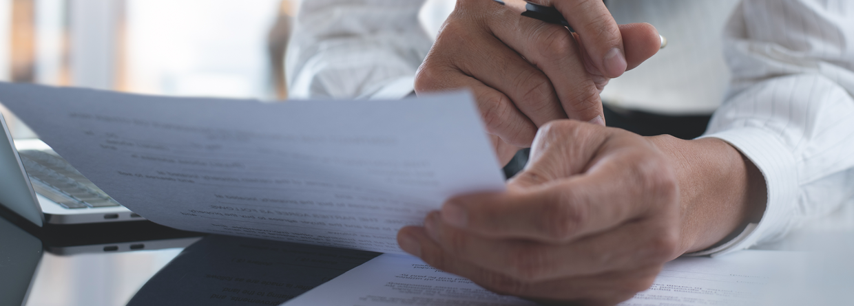 Man met papier in zijn hand is aan het lezen