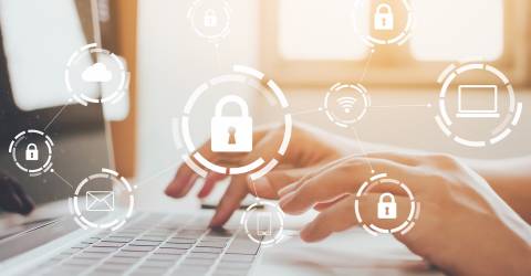 Zakenman die aan laptop werkt. Bescherm de netwerkbeveiligingscomputer en bescherm uw gegevensconcept. Digitale criminaliteit door een anonieme hacker 