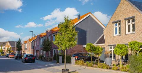 Nederlandse buitenwijk met moderne gezinswoningen