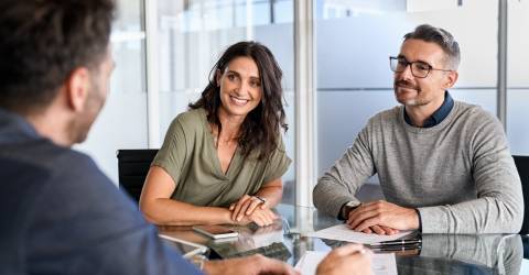 Volwassen stel in gesprek met een financieel adviseur